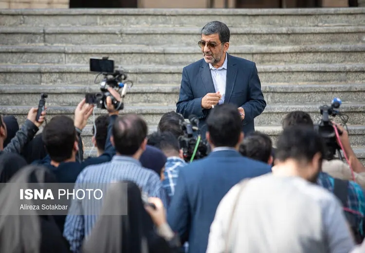 ضرغامی با عینک دودی!