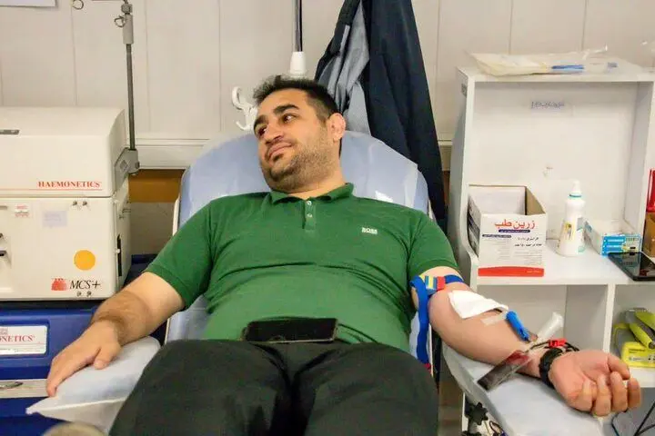 اهدای خون مدیران و اعضای باشگاه آلومینیوم برای حمایت از مجروحان جنگ رمضان