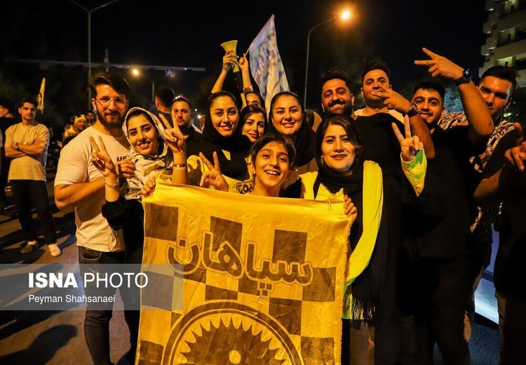شادی اصفهانی‌ها در پی قهرمانی سپاهان