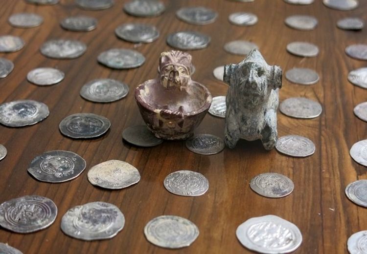 کشف سکه و آثار تاریخی قاچاق در تایباد + عکس