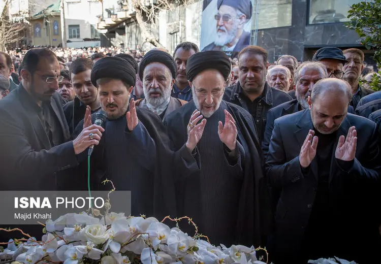 حضور خاتمی و کروبی در مراسم تشییع امام جمارانی