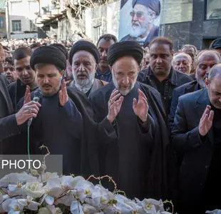 حضور خاتمی و کروبی در مراسم تشییع امام جمارانی