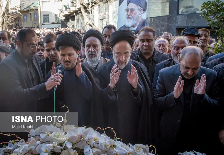 حضور خاتمی و کروبی در مراسم تشییع امام جمارانی