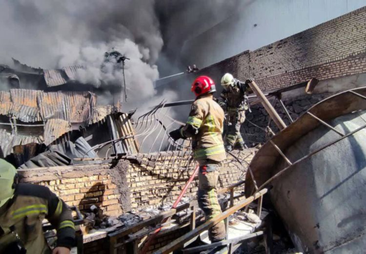 آتش‌سوزی گسترده یک کارخانه بزرگ در جنوب تهران