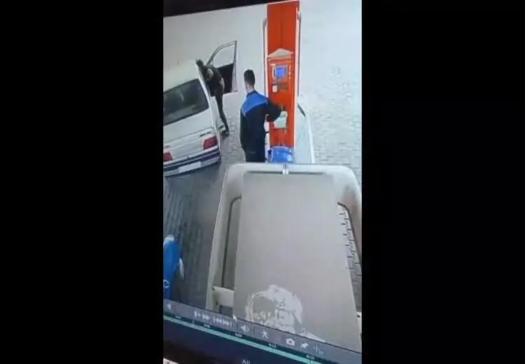 واکنش متفاوت متصدی جایگاه سوخت به راننده پژویی که پول بنزین نداد و فرار کرد!