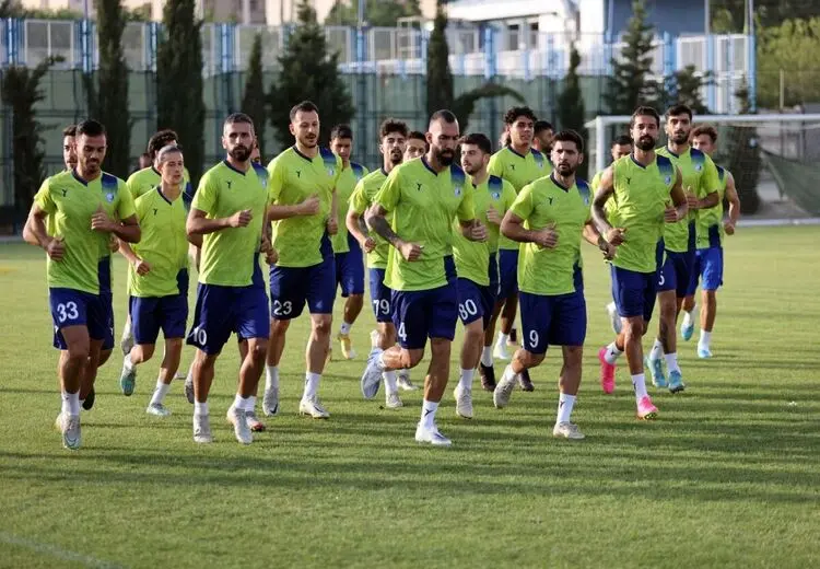بازیکنان استقلال با جیب پر از ساختمان باشگاه خارج شدند!