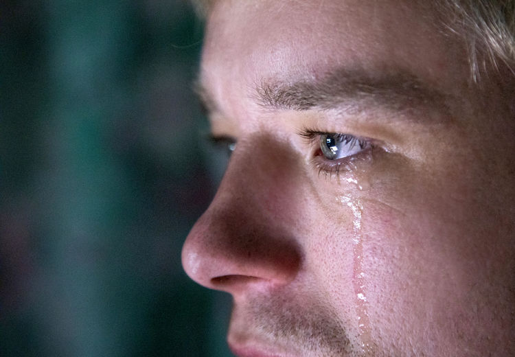 گریه کردن مردها نه تنها زشت نیست بلکه مفید هم هست