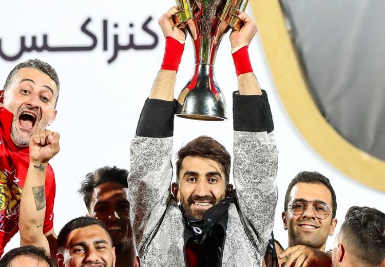 بیرانوند و همسرش کنار جام قهرمانی پرسپولیس + عکس