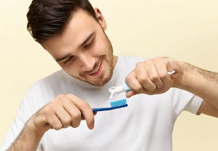 آیا بعد از مسواک باید دهان را بشوییم؟ 