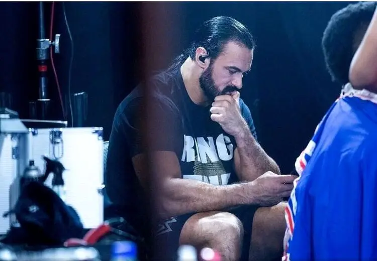 سوپراستار WWE فاش کرد که از مشکل شنوایی رنج می‌برد