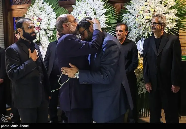 بوسه رییس قبلی صدا و سیما بر سر مجری سابق جنجالی