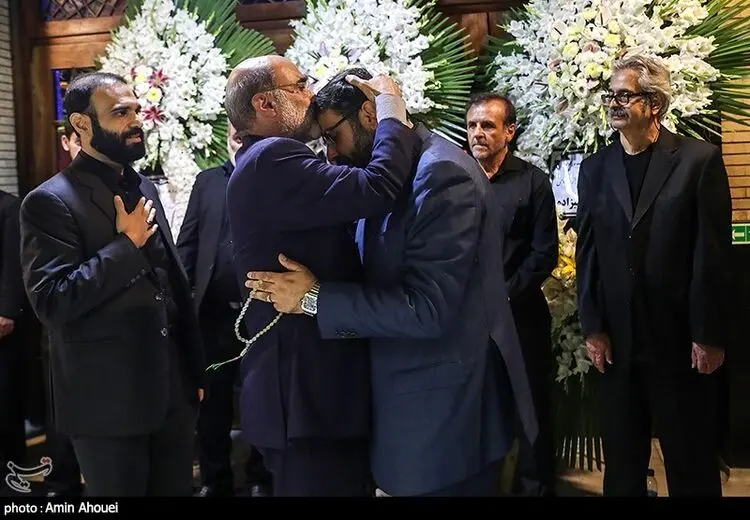 بوسه رییس قبلی صدا و سیما بر سر مجری سابق جنجالی