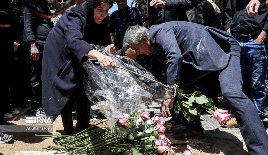 فیلم | لیلا حاتمی در مراسم خاکسپاری مادرش زری خوشکام