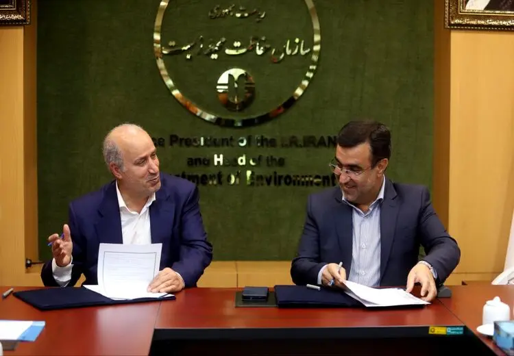 تجلیل رئیس سازمان حفاظت محیط زیست از تاج با اهدای تندیس یوز + عکس