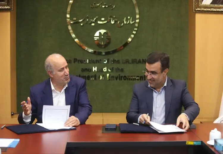 تجلیل رئیس سازمان حفاظت محیط زیست از تاج با اهدای تندیس یوز + عکس