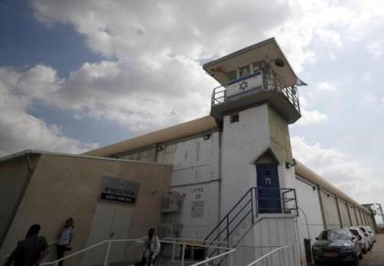 بازداشت ۵ زندانبان زن اسراییلی به دلیل برقراری رابطه با یک اسیر فلسطینی