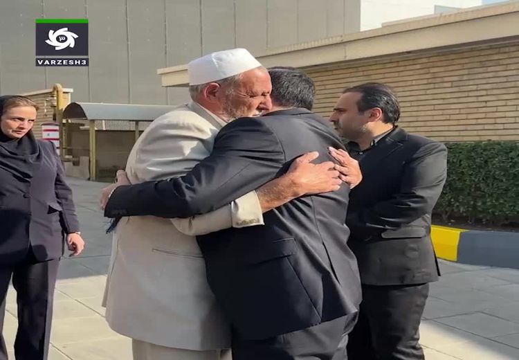 لحظه اعلام خبر فوت صابر کاظمی و اشک‌های پدر