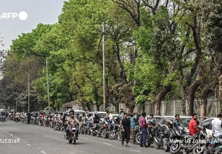 صف‌های کیلومتری بنزین در برخی کشورهای آسیایی