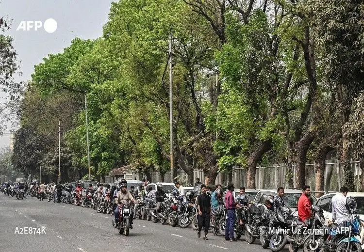 صف‌های کیلومتری بنزین در برخی کشورهای آسیایی