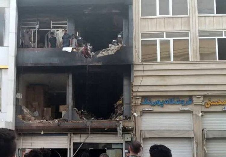 مهار آتش سوزی در بازار گناوه بعد از 4 ساعت