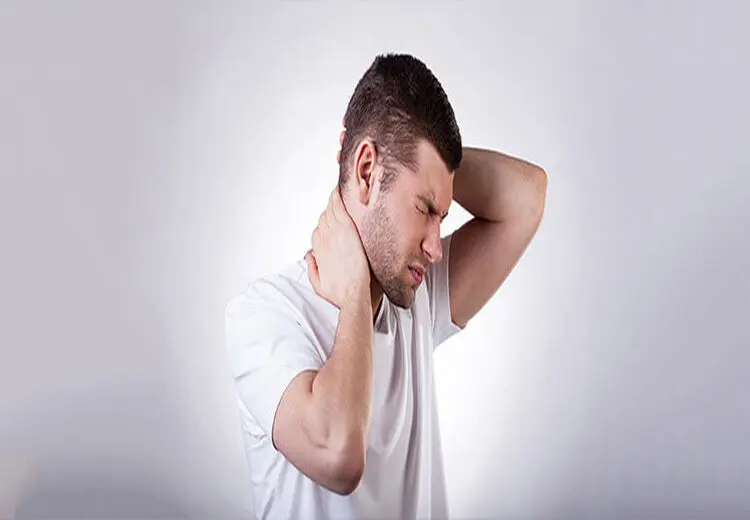 کارهای روزمره‌ای که باعث گردن‌درد می‌شوند