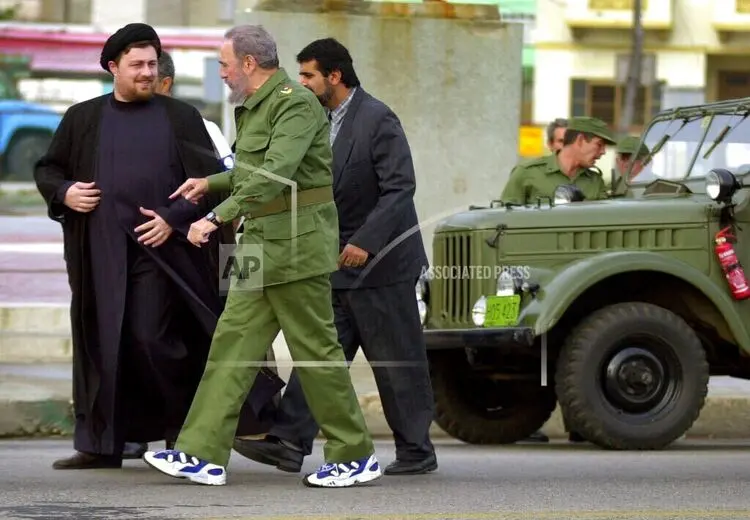 سید حسن خمینی در کنار فیدل کاسترو