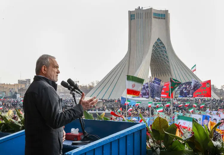  پزشکیان: رئیس جمهور آمریکا ادعا می‌کند که می‌خواهیم گفت‌وگو کنیم و بعد در همانجا تمام توطئه‌های ممکن برای به زانو درآوردن این انقلاب را امضا و اعلام می‌کند
