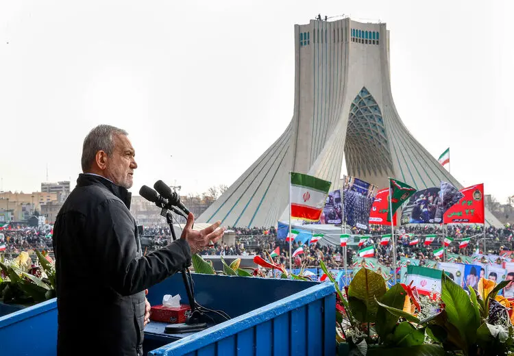  پزشکیان: رئیس جمهور آمریکا ادعا می‌کند که می‌خواهیم گفت‌وگو کنیم و بعد در همانجا تمام توطئه‌های ممکن برای به زانو درآوردن این انقلاب را امضا و اعلام می‌کند
