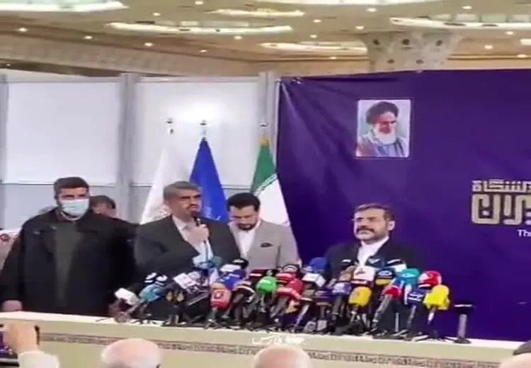 اذان گفتن معاون به دستور وزیر فرهنگ و ارشاد در نمایشگاه مطبوعات