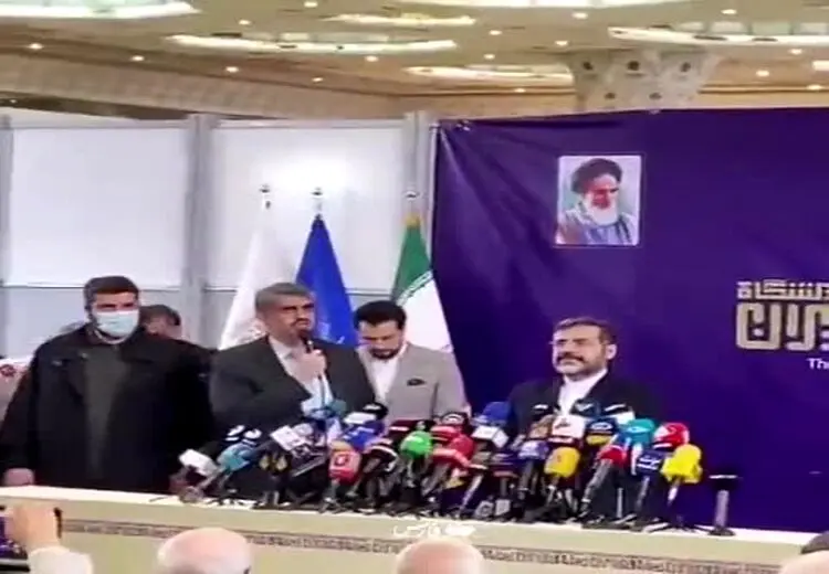 اذان گفتن معاون به دستور وزیر فرهنگ و ارشاد در نمایشگاه مطبوعات