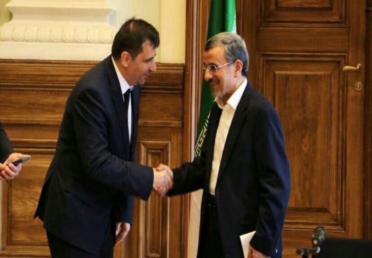 خوش و بش کردن احمدی نژاد در خارج از کشور