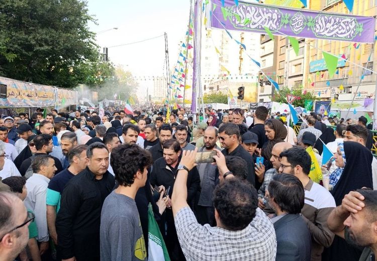 عکسی از دستیار رهبر انقلاب در تجمع تهران