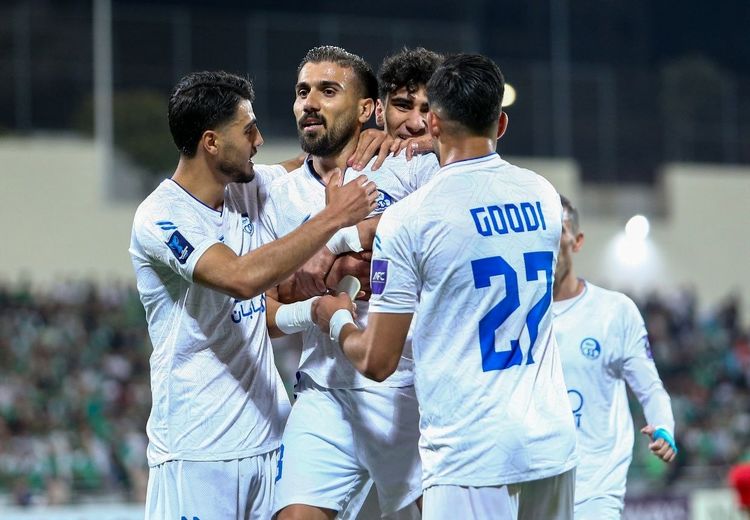 قدردانی زیبای مهران احمدی از پدر و مادر و همسرش پس از گل به الوحدات + عکس