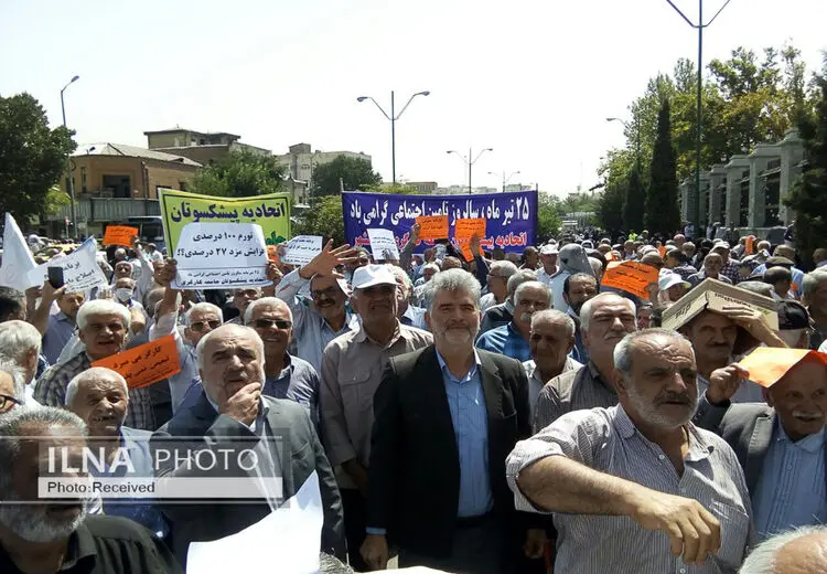 تجمع بازنشستگان مقابل مجلس