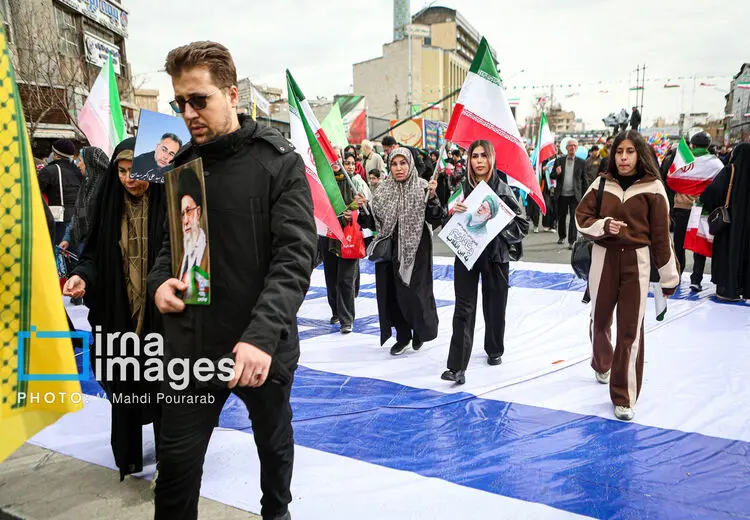تصویر زنانی با پوشش متفاوت در راهپیمایی امروز