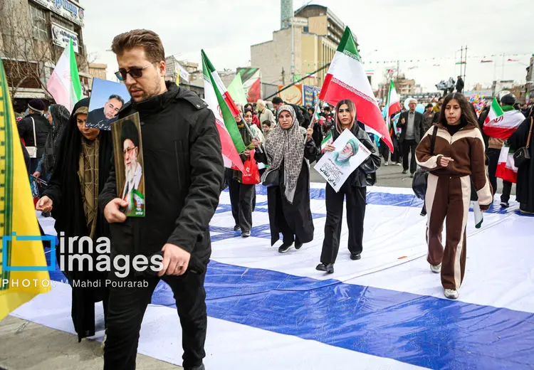 تصویر زنانی با پوشش متفاوت در راهپیمایی امروز