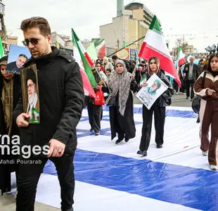 تصویر زنانی با پوشش متفاوت در راهپیمایی امروز