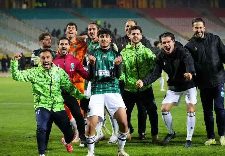 شادی بازیکنان خیبر در مقر سپاهان 