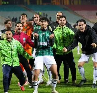 شادی بازیکنان خیبر در مقر سپاهان 