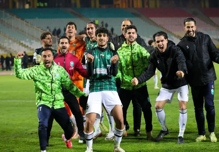 شادی بازیکنان خیبر در مقر سپاهان 