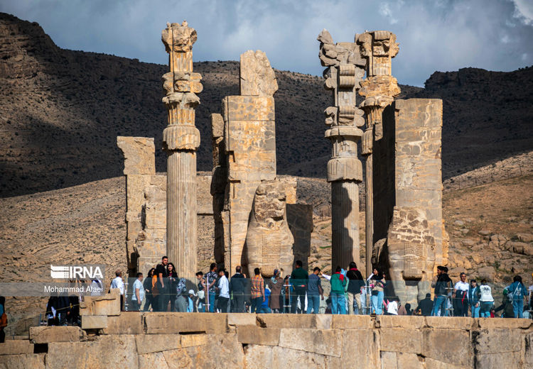 برگزاری کنسرت علیرضا قربانی در فاصله ۵۰ متری تخت جمشید!