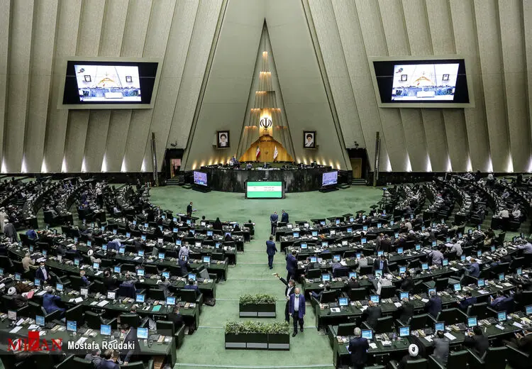 نماینده مجلس: آقای رئیسی! با این تیم اقتصادی نمی‌توانید به جنگ اقتصادی بروید