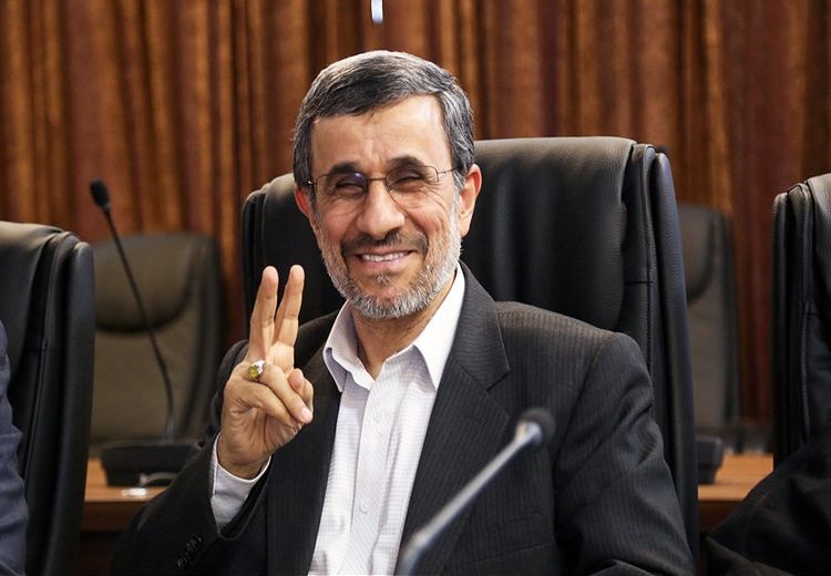  واکنش احمدی‌نژاد به عکس یادگاری‌اش با سربازان آمریکایی: هرجای دنیا می‌روم می‌خواهند با من عکس بیندازند