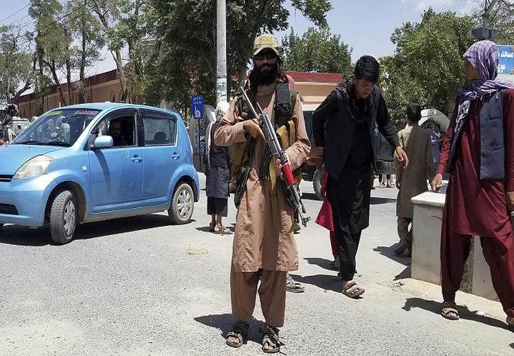 سخنگوی طالبان: زنان شاغل فعلا خانه بمانند