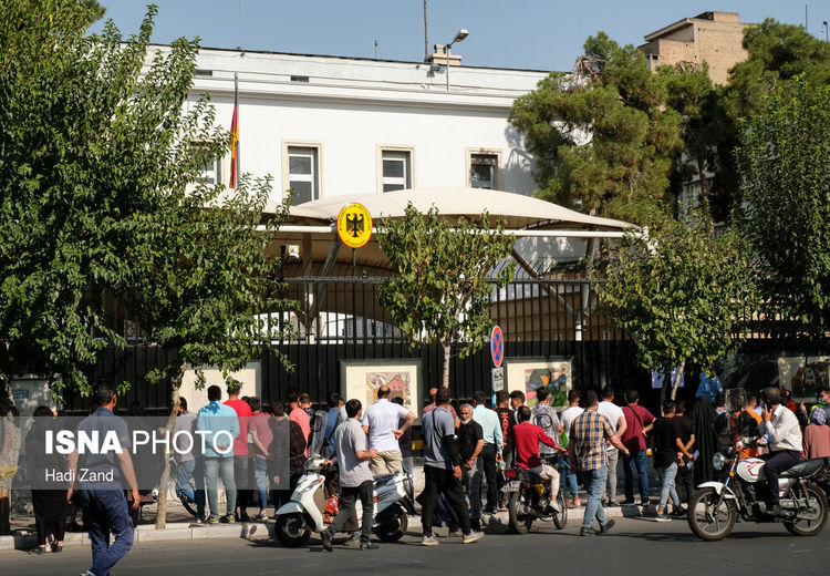 ازدحام پناهجویان افغانستانی مقابل سفارت آلمان