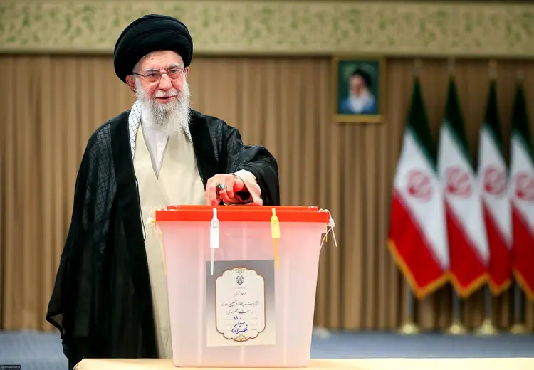 رهبر انقلاب:شنیدم شوق و علاقۀ مردم بیشتر از قبل است، خداکند این‌طور باشد/ مردم کار را تمام کنند تا فردا رئیس جمهورمان را داشته باشیم