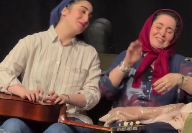 آواز خواندن احساسی ژاله صامتی و دخترش روی صحنه