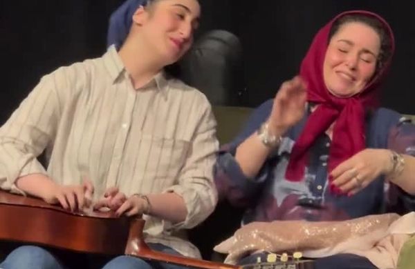 آواز خواندن احساسی ژاله صامتی و دخترش روی صحنه