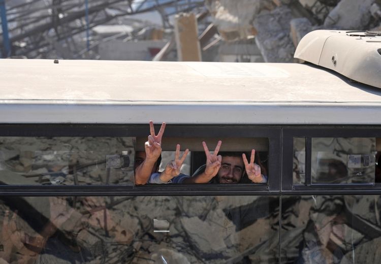 تصاویر تبادل اسرای اسراییل و حماس و شادی اسراییلی‌ها و فلسطینی‌ها