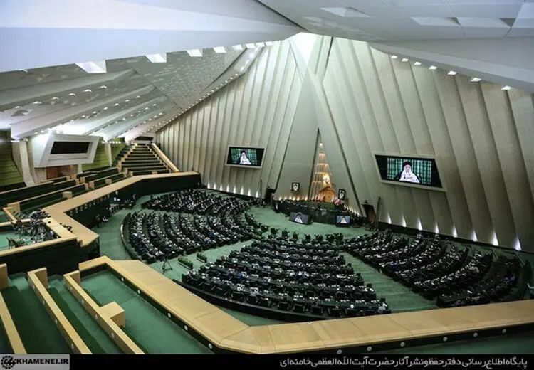 کنایه های تند یک اصولگرا به نمایندگان: برای ۲ رأی از کوه و کمر بالا می رفتید اما الان خودروی شاسی بلند می‌خواهید؟